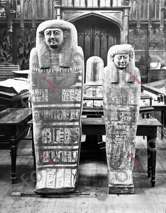 Zwei Sarkophage | Two sarcophagi (foticon-simon-008-054-sw.jpg)